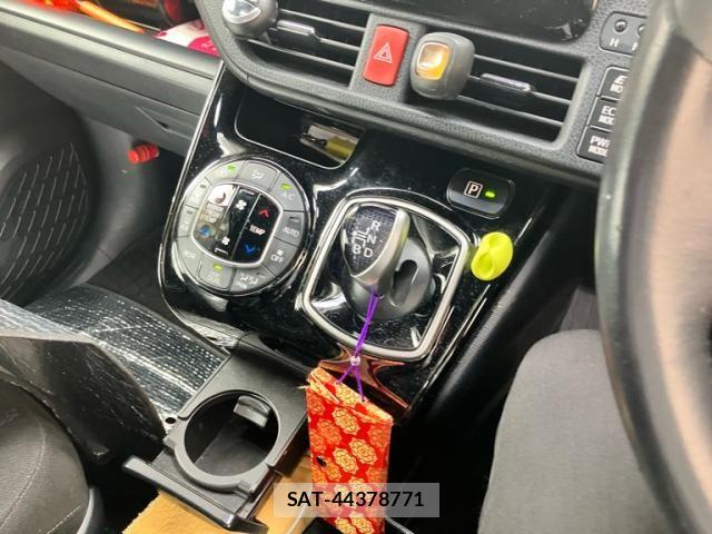 Toyota NOAH HYBRID 2017-10 8881242-13