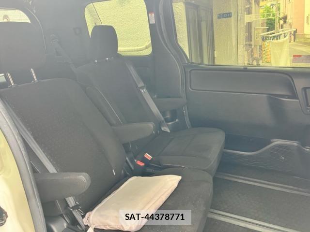 Toyota NOAH HYBRID 2017-10 8881242-15