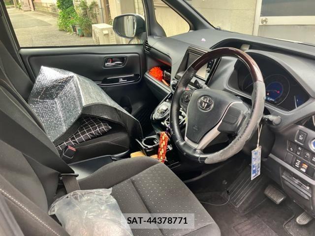 Toyota NOAH HYBRID 2017-10 8881242-3
