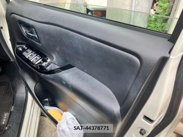 Toyota NOAH HYBRID 2017-10 8881242-4