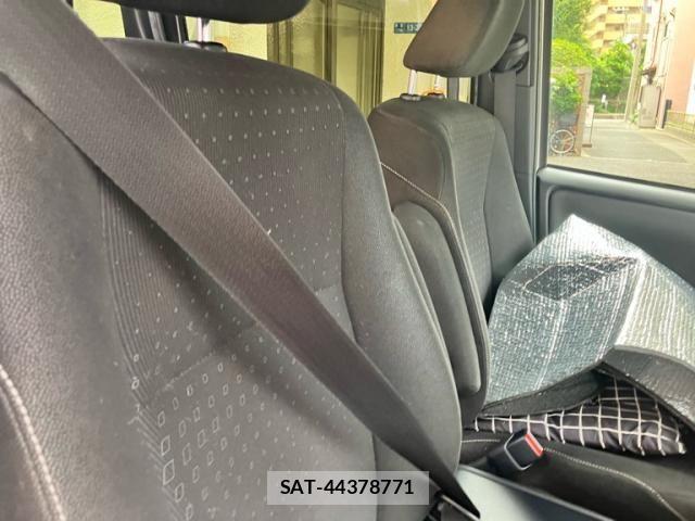 Toyota NOAH HYBRID 2017-10 8881242-6