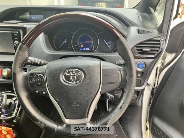 Toyota NOAH HYBRID 2017-10 8881242-7