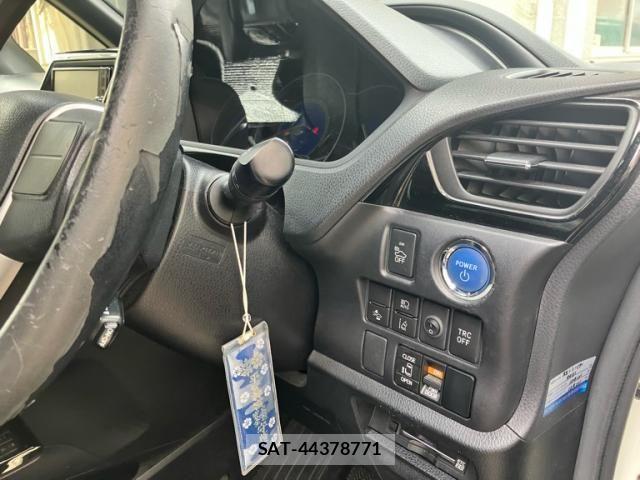 Toyota NOAH HYBRID 2017-10 8881242-8