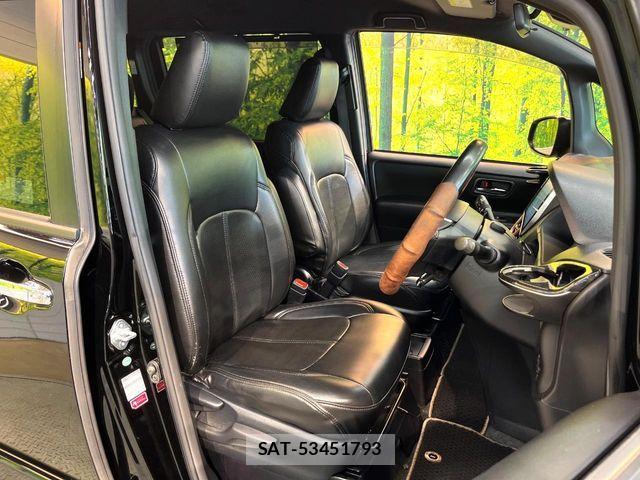 Toyota NOAH HYBRID 2017-05 8884072-8