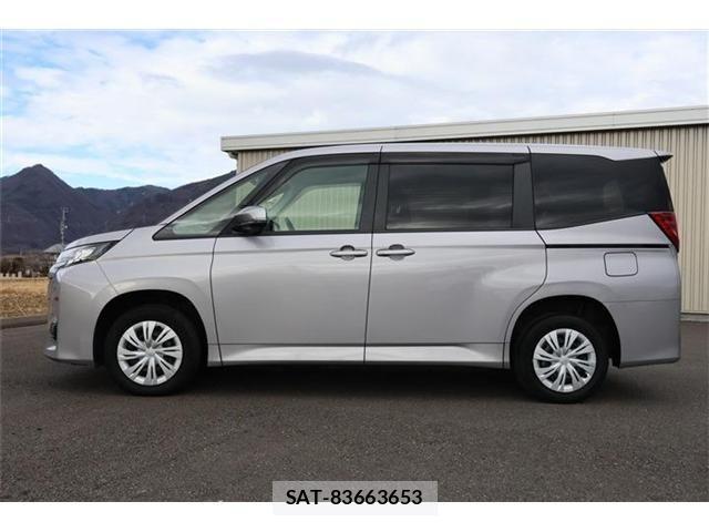 Toyota NOAH HYBRID 2022-10 2031628-29