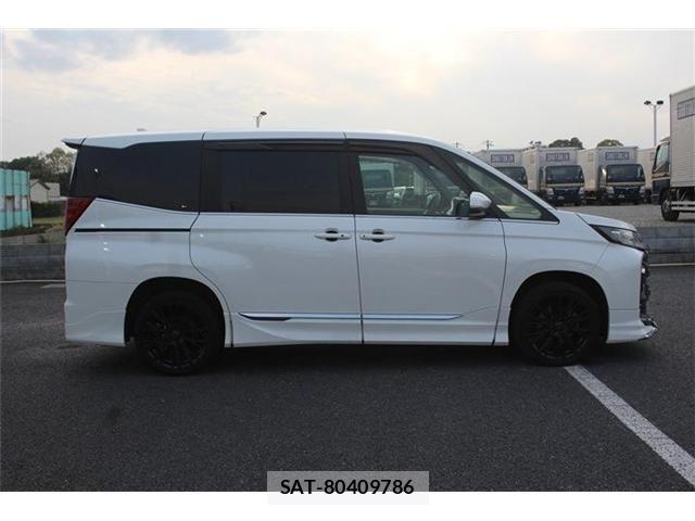 Toyota NOAH HYBRID 2022-11 6014748-9