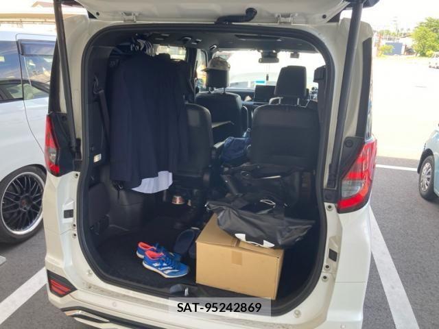 Toyota NOAH HYBRID 2023-06 7456400-12