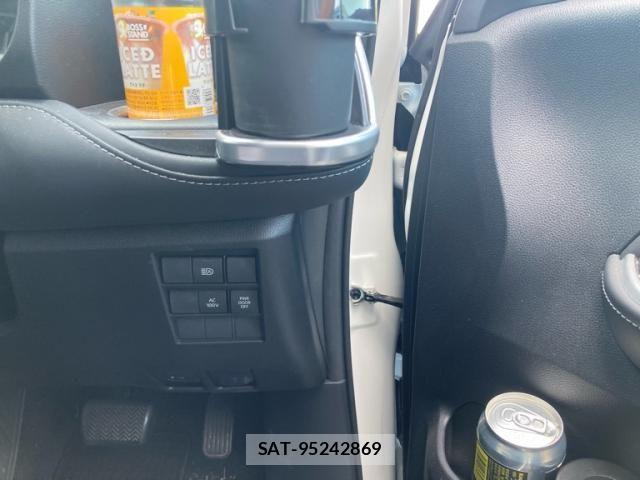 Toyota NOAH HYBRID 2023-06 7456400-17
