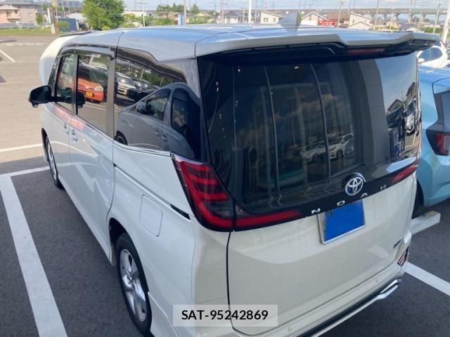 Toyota NOAH HYBRID 2023-06 7456400-3