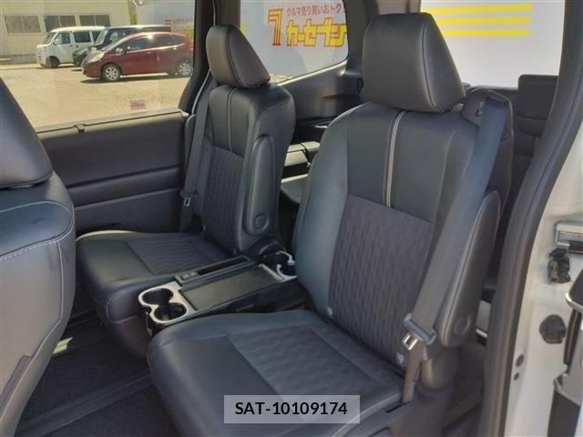 Toyota NOAH HYBRID 2022-06 8131651-11