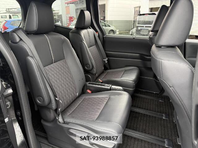 Toyota NOAH HYBRID 2023-10 8209210-12