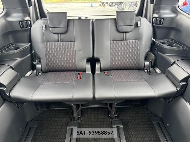 Toyota NOAH HYBRID 2023-10 8209210-13