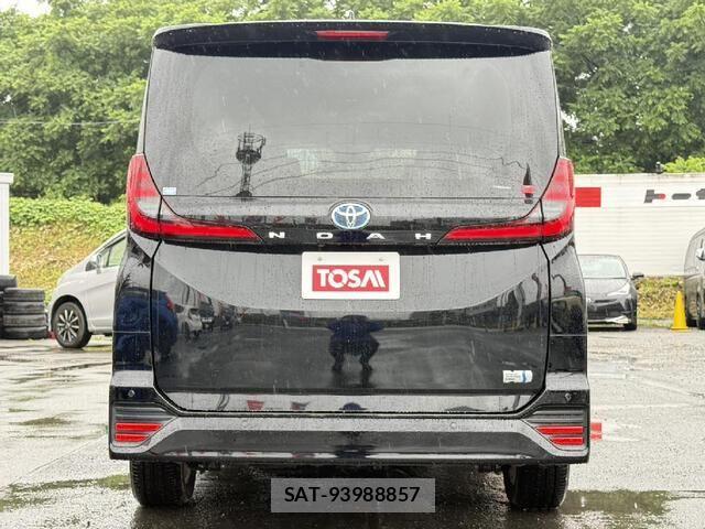Toyota NOAH HYBRID 2023-10 8209210-18