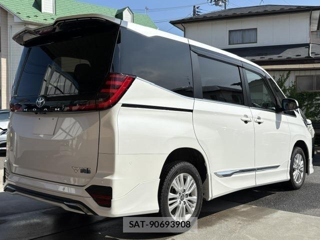 Toyota NOAH HYBRID 2023-03 8414043-4
