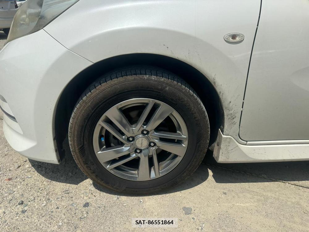 Nissan NOTE 2013-01 7470944-26