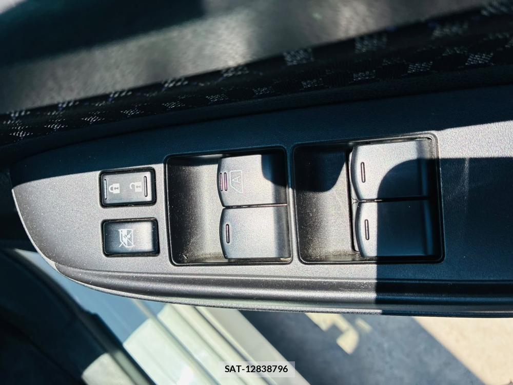 Nissan NOTE 2013-11 7472685-21