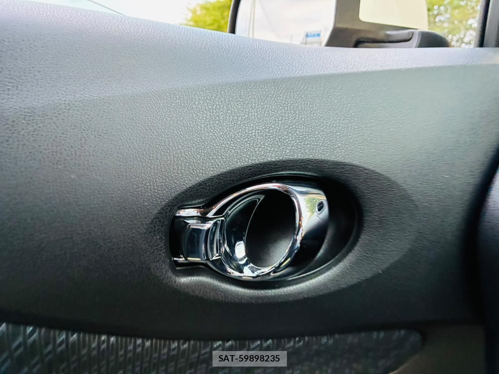 Nissan NOTE 2013-07 8169420-21