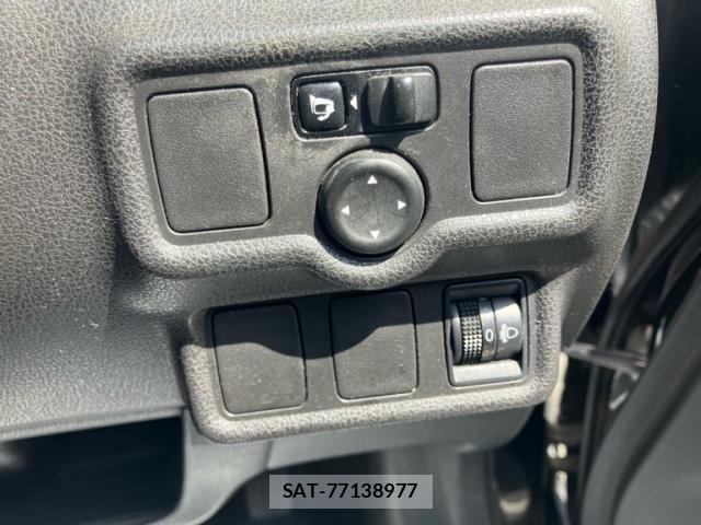 Nissan NOTE 2013-06 6996497-5
