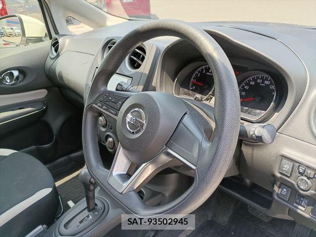 Nissan NOTE 2017-04 6910628-17