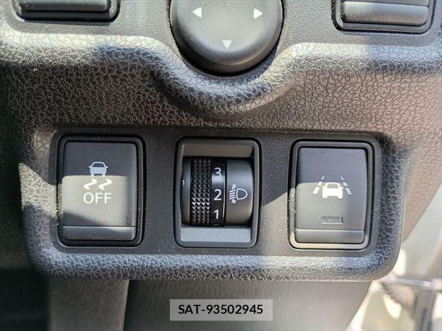 Nissan NOTE 2017-04 6910628-27