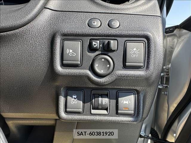 Nissan NOTE 2017-01 6910588-9