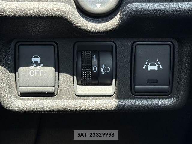 Nissan NOTE 2017-06 6996588-6