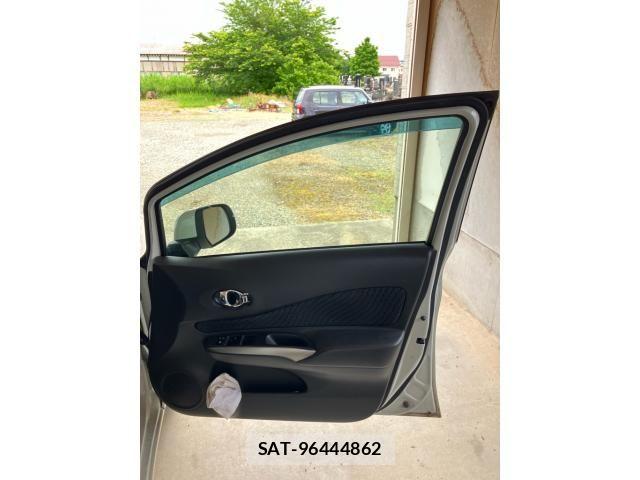 Nissan NOTE 2013-10 7393374-11