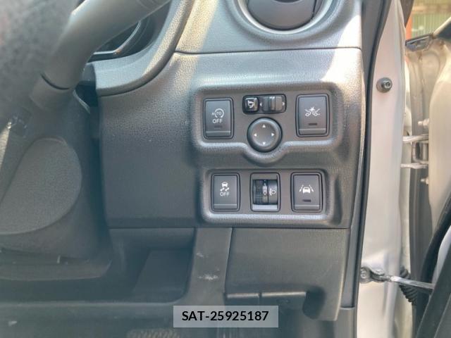 Nissan NOTE 2014-03 7393375-17