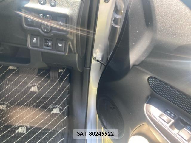 Nissan NOTE 2015-12 8131706-11