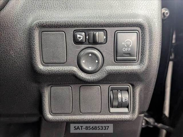 Nissan NOTE 2013-08 8131712-5