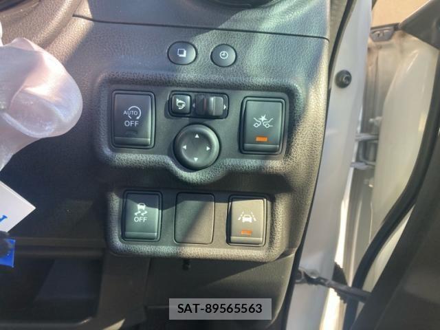 Nissan NOTE 2015-08 8146367-17