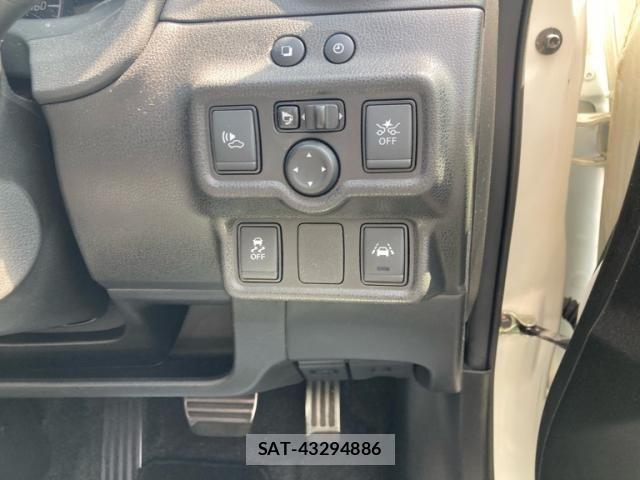 Nissan NOTE 2017-03 8231143-11