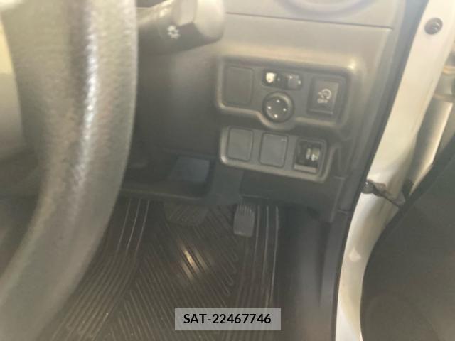 Nissan NOTE 2013-05 8337228-10
