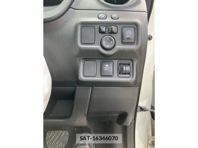 Nissan NOTE 2013-06 8337231-24