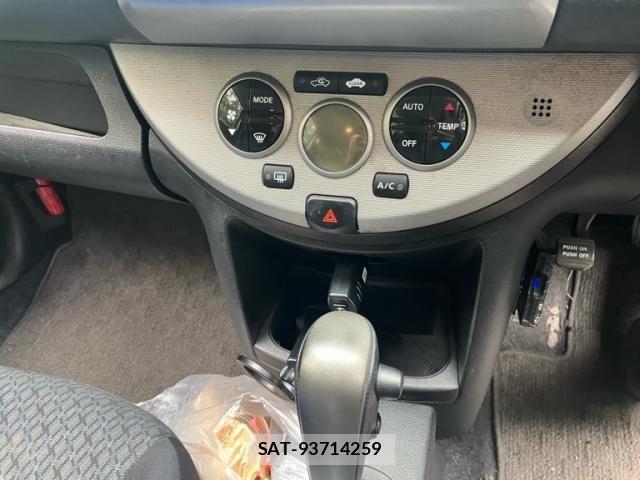 Nissan NOTE 2011-08 8355263-21