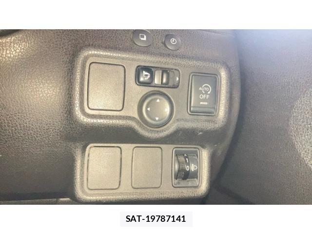 Nissan NOTE 2013-08 8367898-12