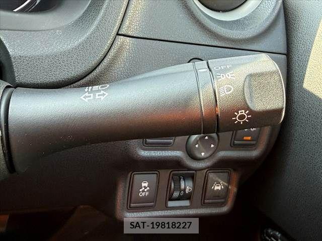 Nissan NOTE 2014-01 8414086-23