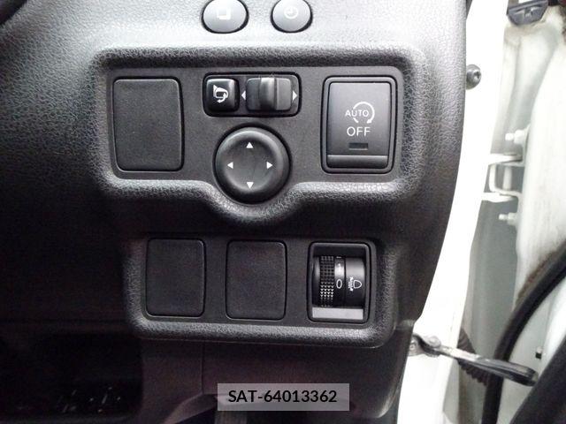 Nissan NOTE 2013-08 8666685-25