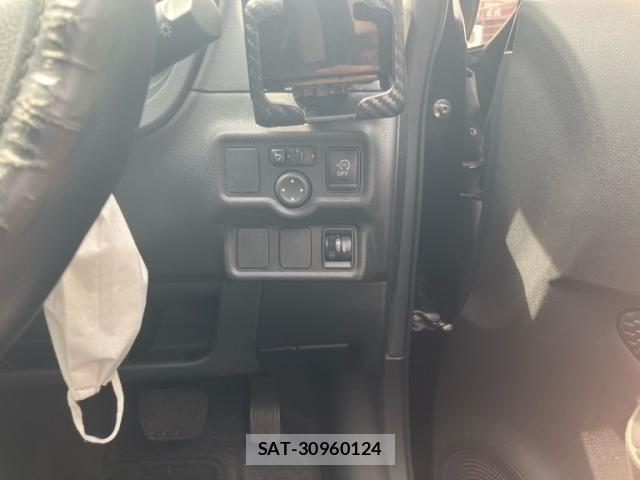 Nissan NOTE 2013-07 8660796-14