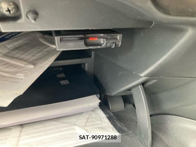 Nissan NOTE 2016-11 8744915-3