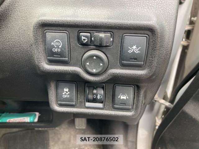Nissan NOTE 2014-10 8830909-5