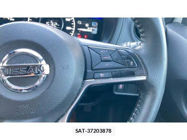Nissan NOTE 2017-10 8830899-11
