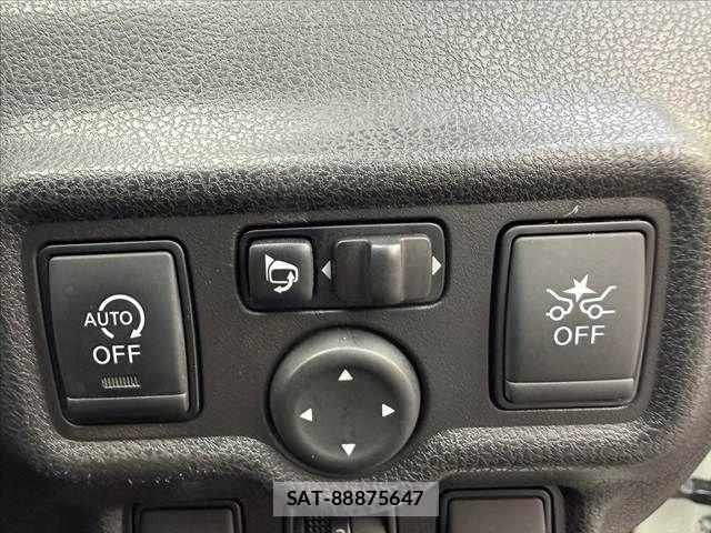 Nissan NOTE 2018-08 8881309-4