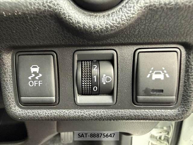 Nissan NOTE 2018-08 8881309-5