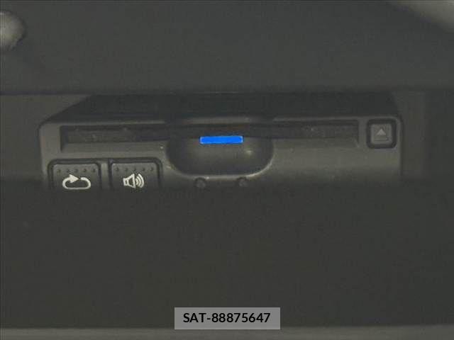 Nissan NOTE 2018-08 8881309-6