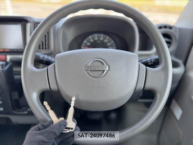 Nissan CLIPPER 2017-06 8563058-3