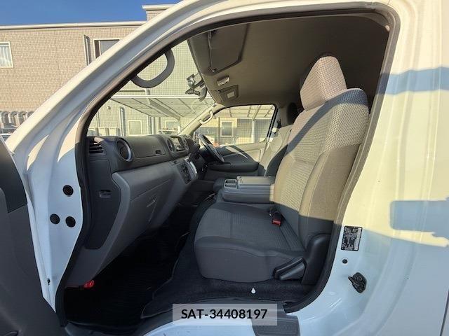Nissan NV350 Caravan 2021-10 958729-14