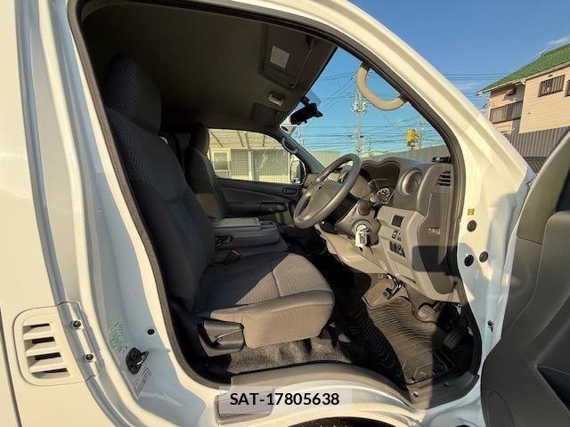 Nissan NV350 Caravan 2021-10 958731-9