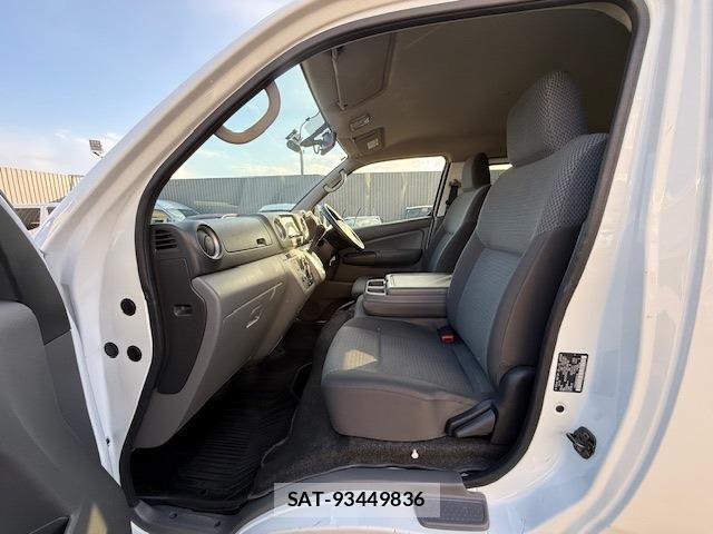 Nissan NV350 Caravan 2021-10 958727-12