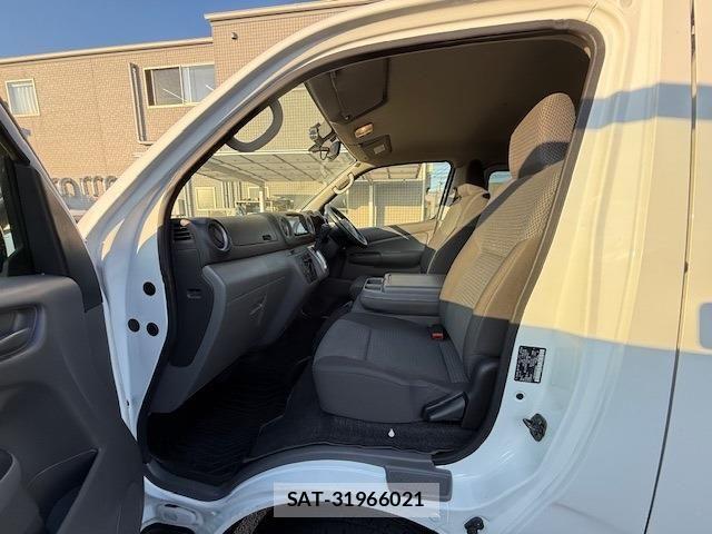 Nissan NV350 Caravan 2021-10 958728-14